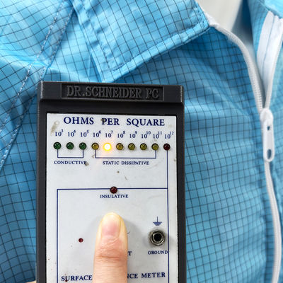 ब्लू एंटी स्टैटिक लैब कोट ग्रिड 98% पॉलिएस्टर 2% कार्बन फाइबर कपड़े जैकेट